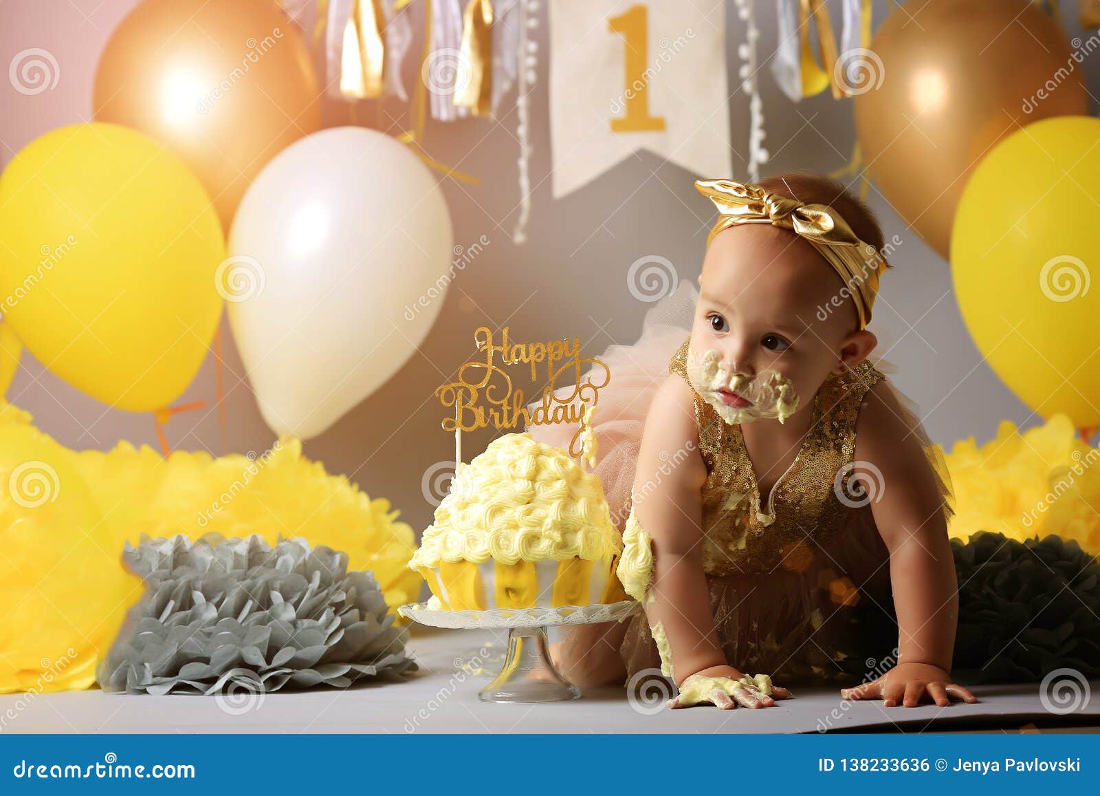 Decoração do primeiro aniversário da menina lindo bolo amarelo