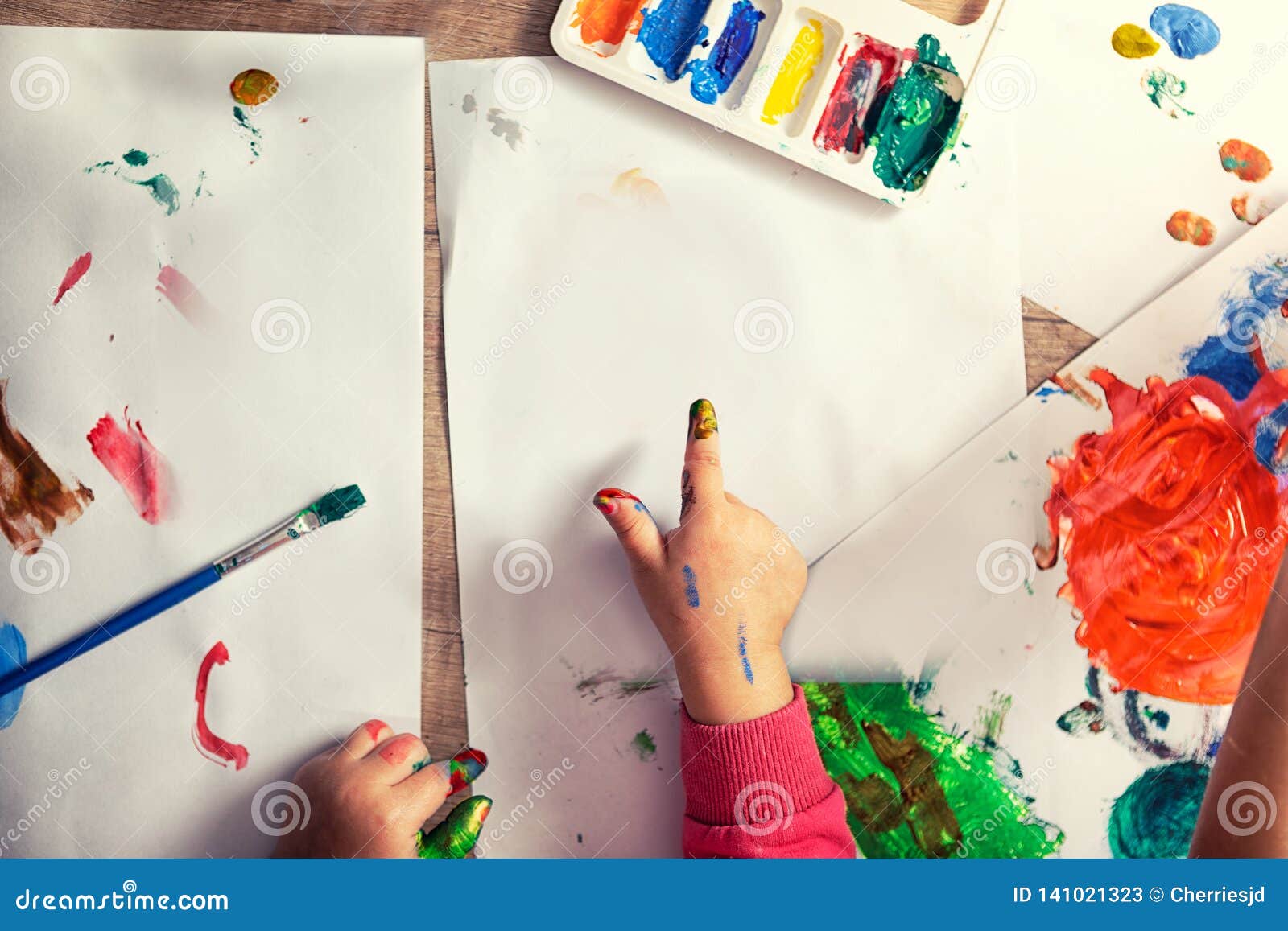 Pouco Dedo Que Aponta No Espaço Da Cópia, Na Pintura Do Conceito E No Jogo Imagem de Stock - Imagem de artwork, kindergarten: 141021323