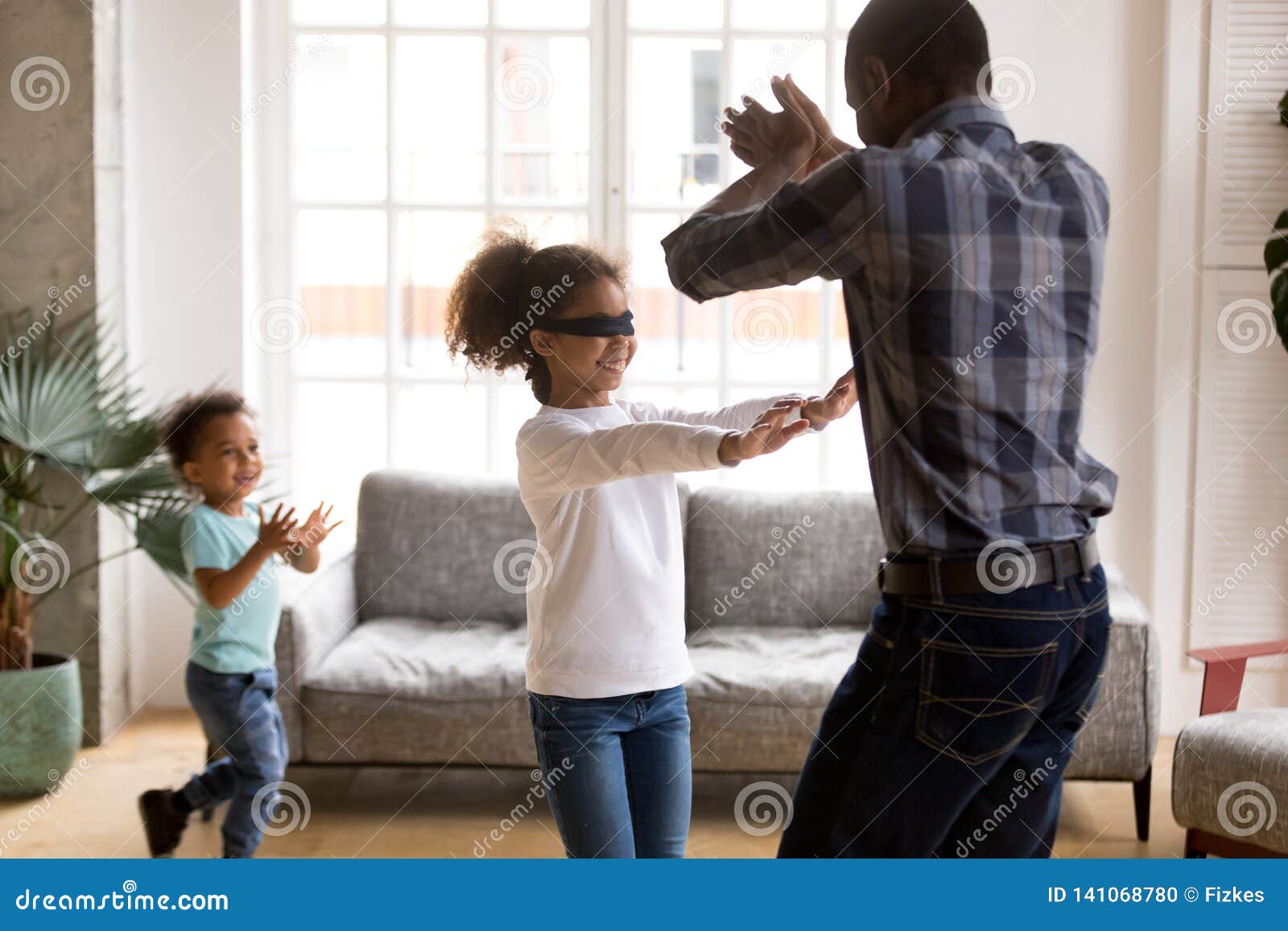 Pais De Travamento Da Menina De Olhos Vendados Que Jogam O Jogo Do  Esconde-esconde Foto de Stock - Imagem de amor, movimento: 143988726