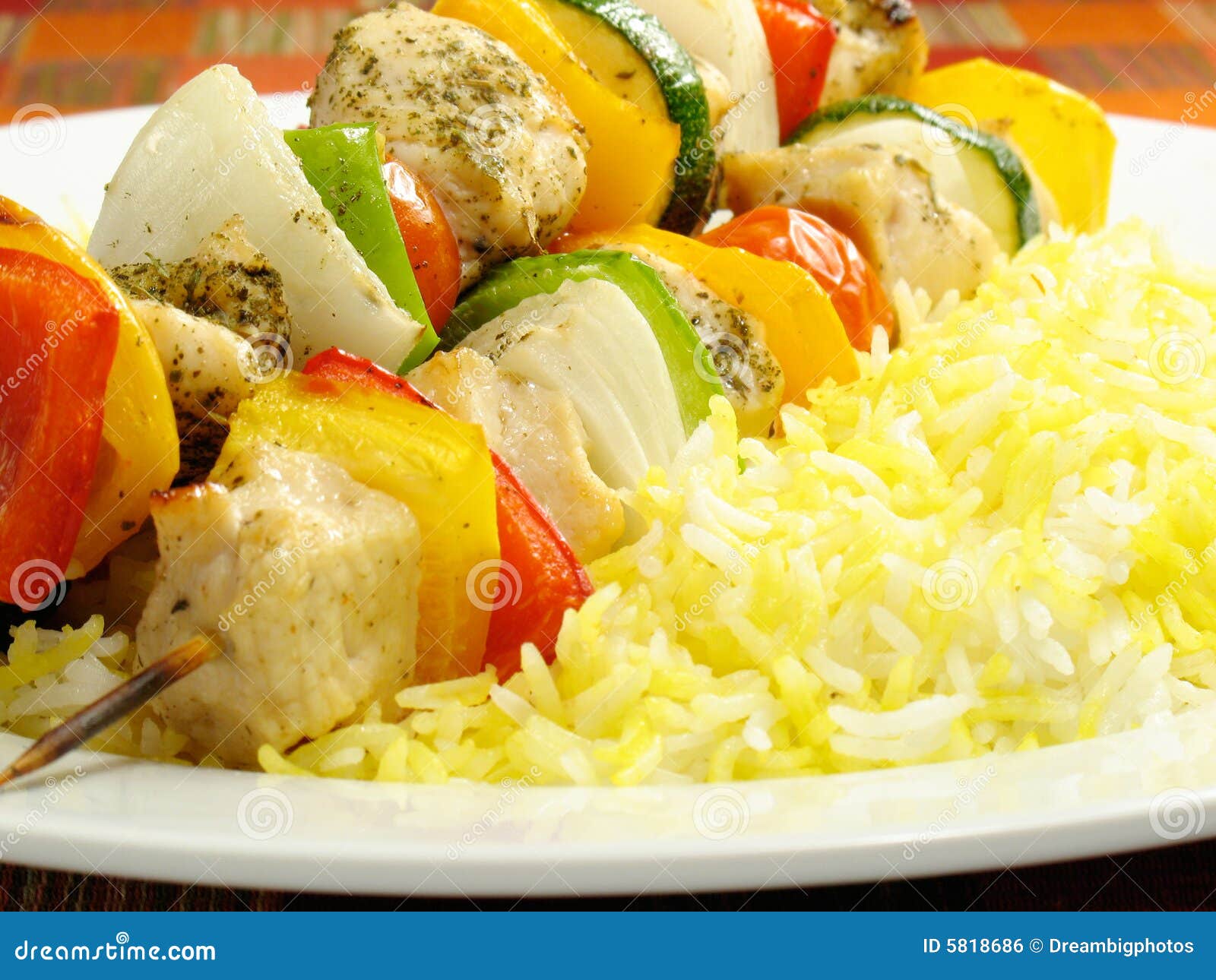 Poulet Kebab Et Riz De Safran Photo stock Image du moyen, mariné 5818686
