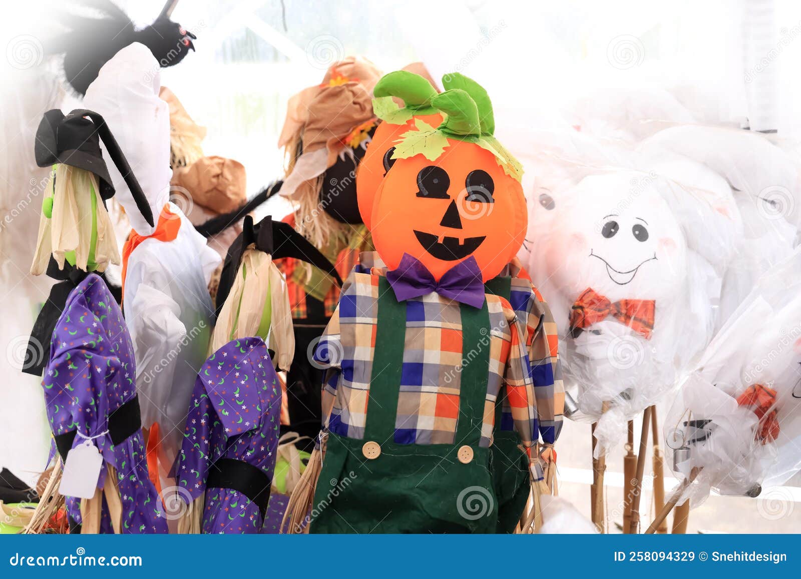 Poupée D'halloween Scarecrow Utilisée Pour La Décoration En Automne Image  stock - Image du protection, décorez: 258094329