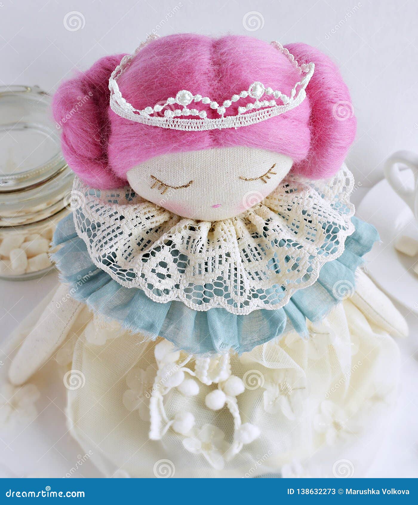 Poupée De Chiffon Faite Main Avec Les Cheveux Roses Et Les Yeux D