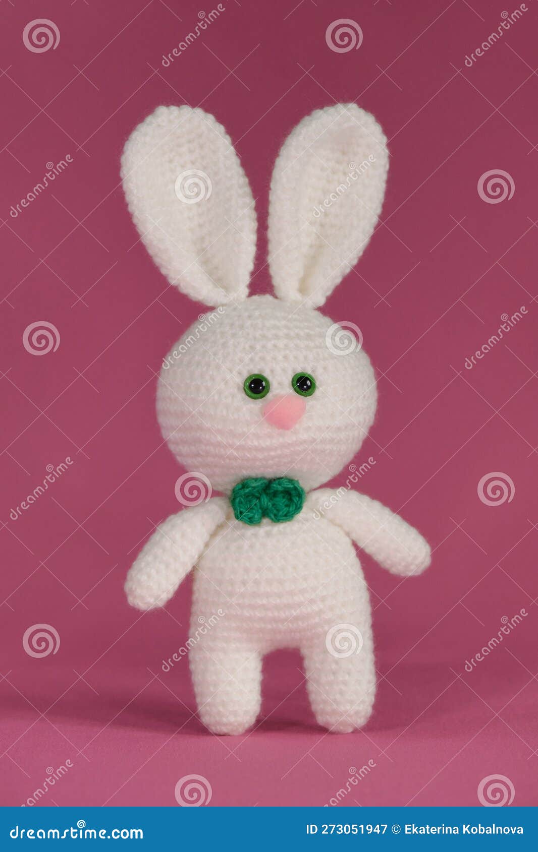 Poupée De Lapin Amigurumi Sur Fond Rose. Vue Frontale. Symbole Du