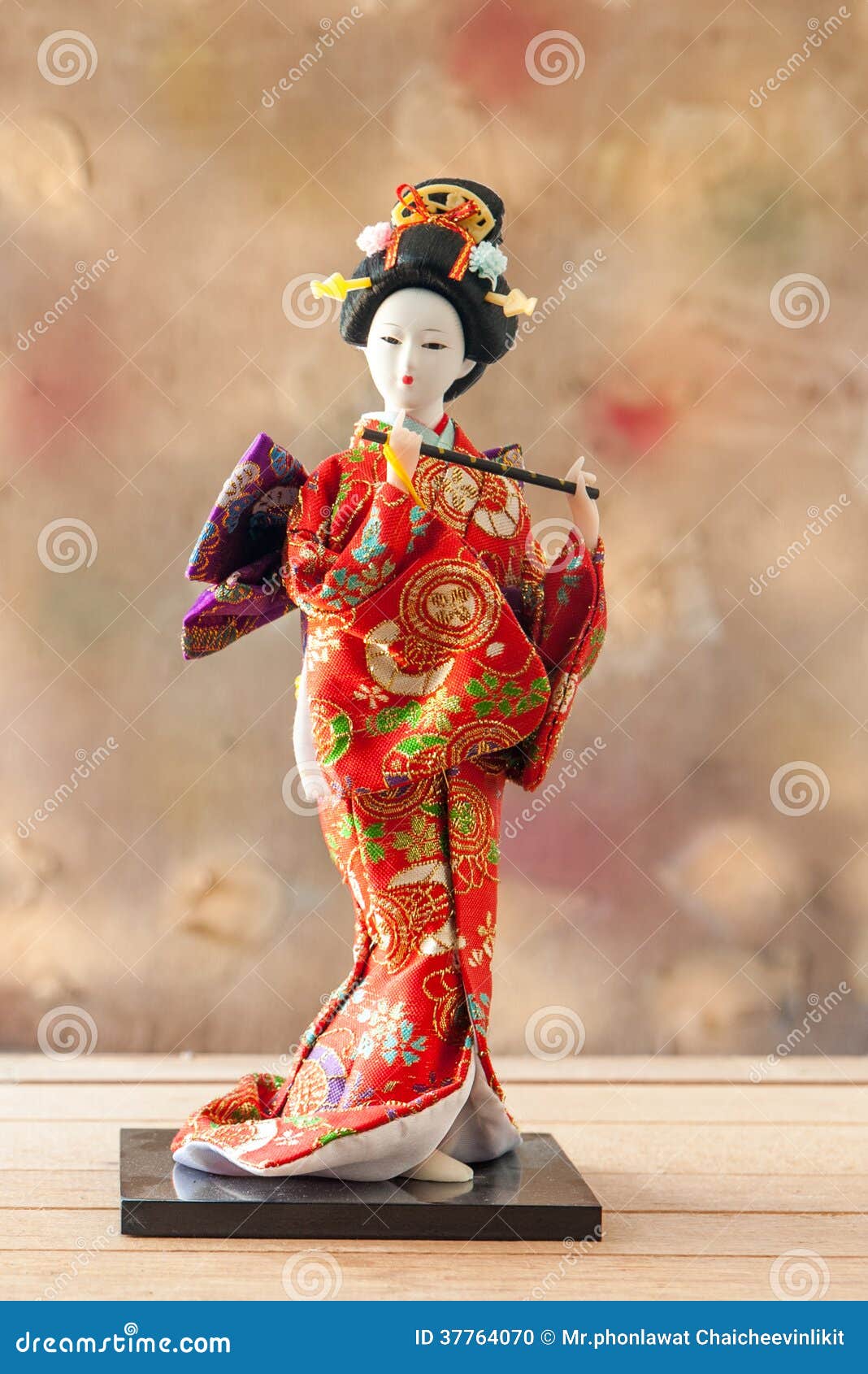 Poupée Toujours Japonaise Mignonne De Geisha De La Vie Photo stock - Image  du adulte, beauté: 37764070