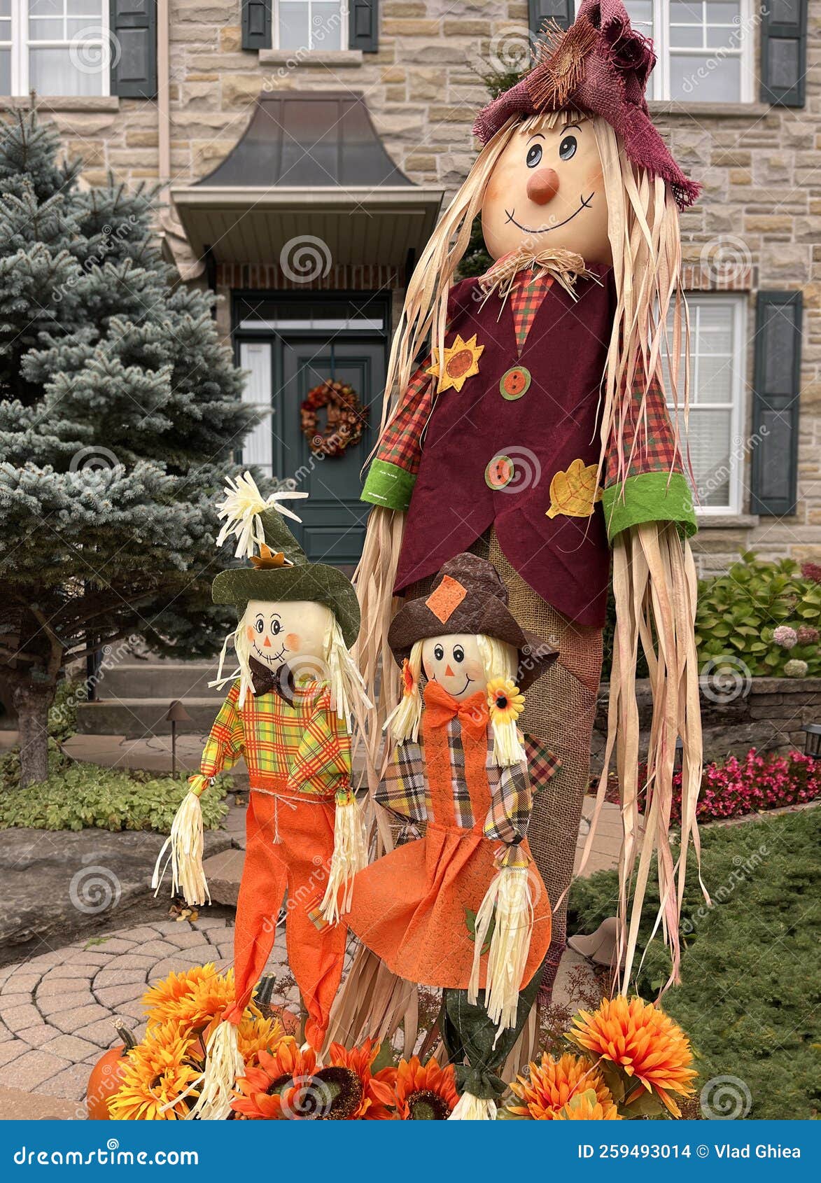 Poupées Familiales Décoratives D'automne Et D'halloween Avec Des Fleurs  Devant La Maison Photo stock - Image du poupée, octobre: 259493014