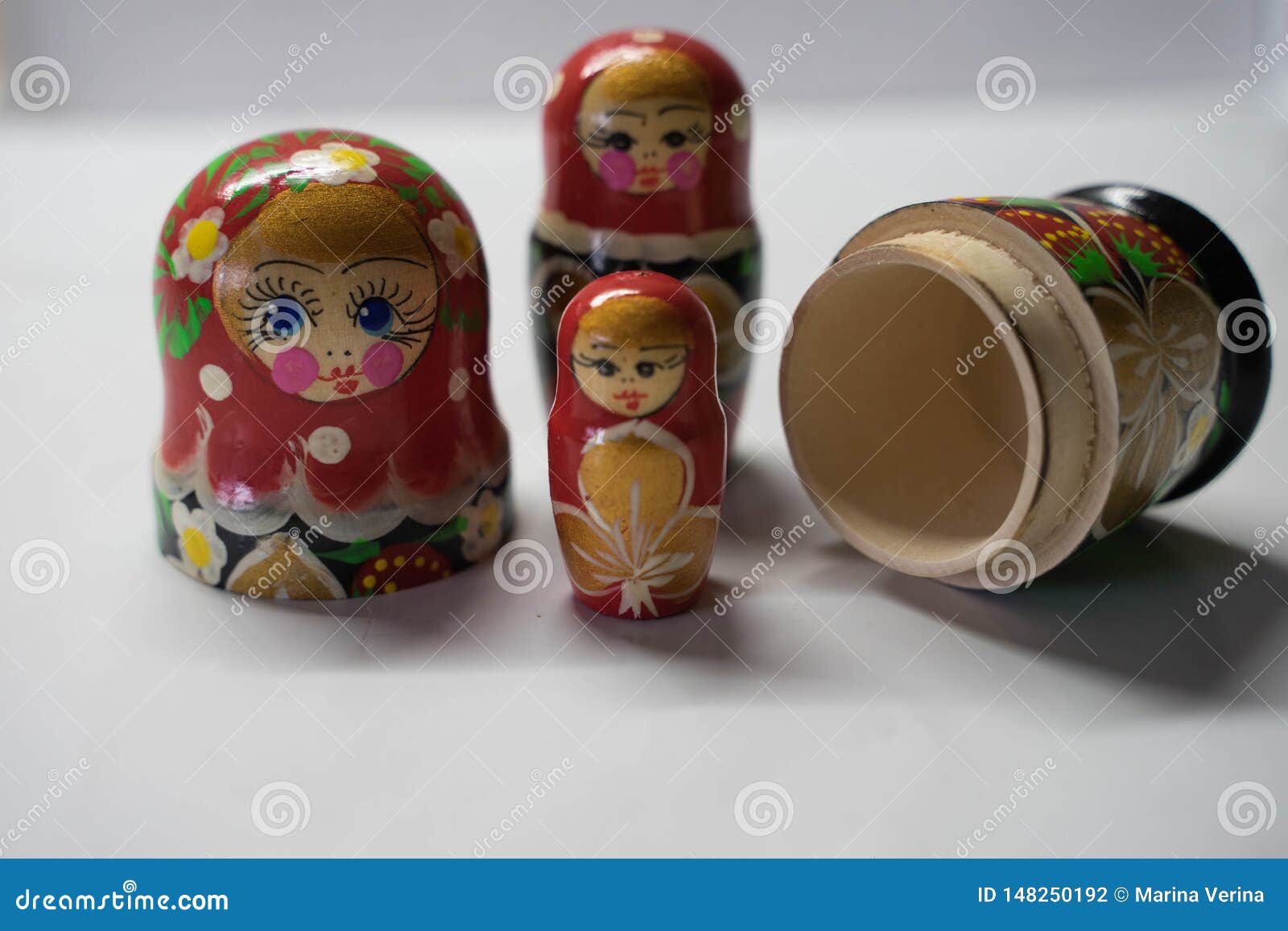 Poup?es russes - souvenir de Russie sur un fond blanc