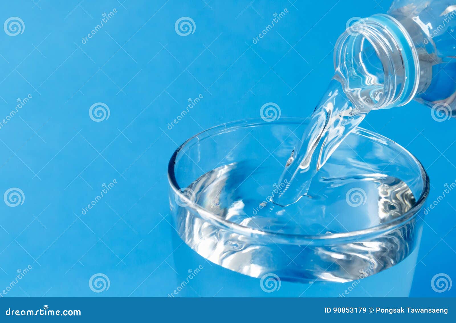 Лить воду на языке интернета. Water pours into a Glass vector.