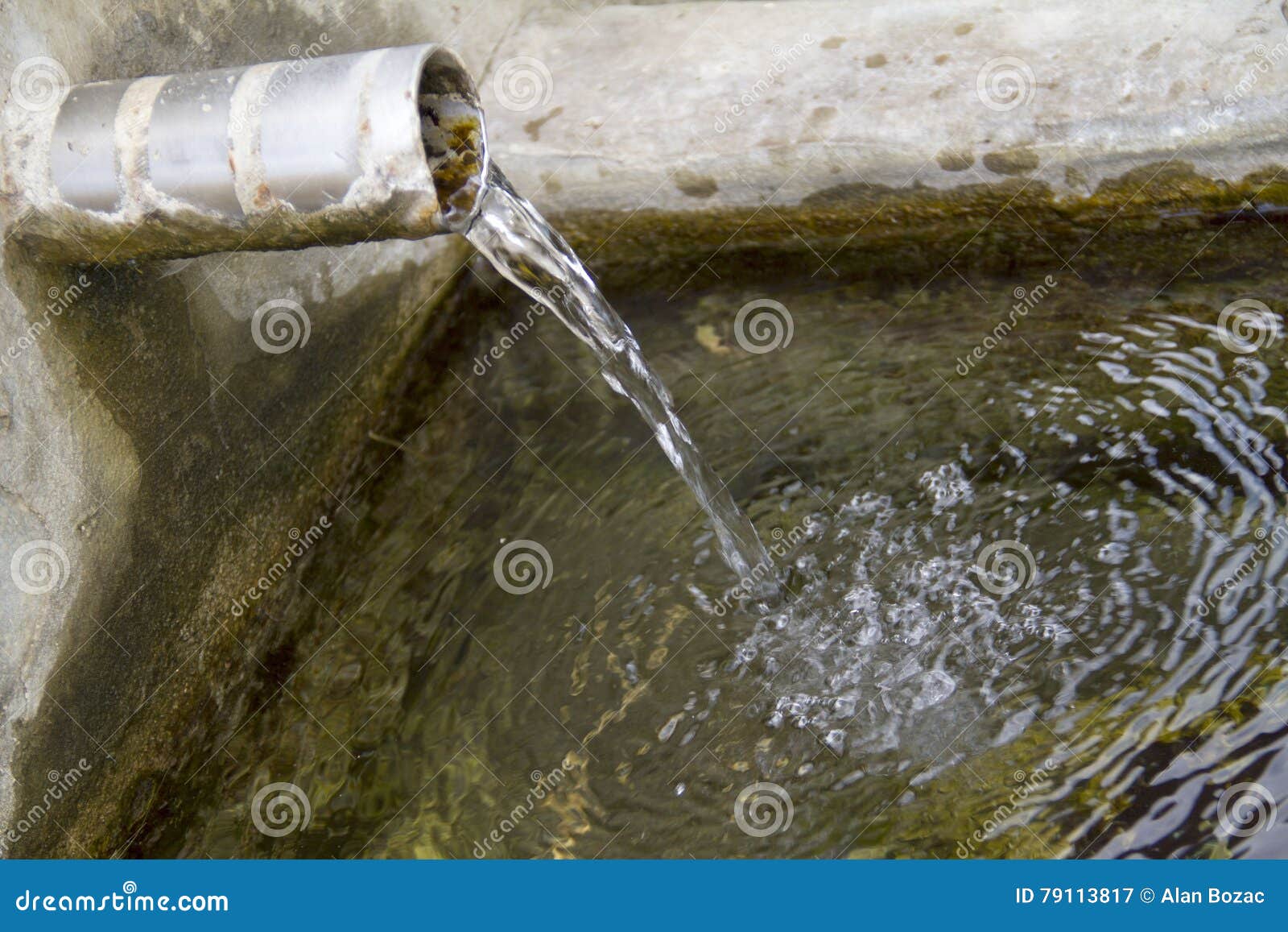 Постоянно льет вода. Струйка воды. Мощная струя воды. Вода льется в муку. Санинспектор льёт воду.