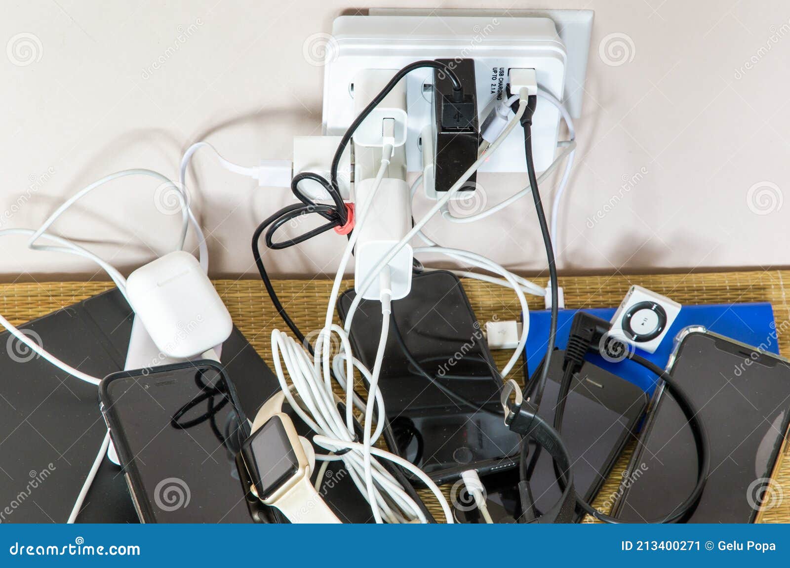 Pouvoir De Partage : Adaptateur Secteur Chargeant Plusieurs Périphériques  Dans Une Connexion De Câble Désordonnée Image stock - Image du énergie,  câble: 213400271