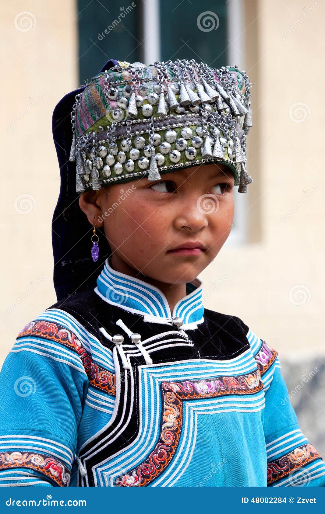 Povos de Hani, China. YUANYANG, CHINA - 5 DE MAIO: O shoolgirl de Hani levanta para uma foto durante o festival de Yuanyang o 5 de maio de 2014 em Yuanyang, China