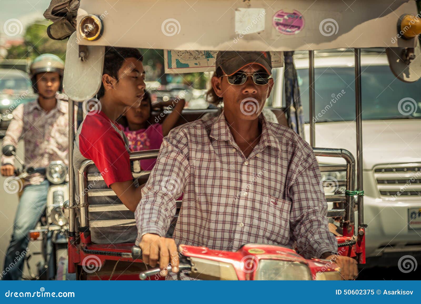 Povos na rua do país asiático - Vietname e Camboja. Povos na rua de Camboja e de Vietname que fazem em maio de 2014