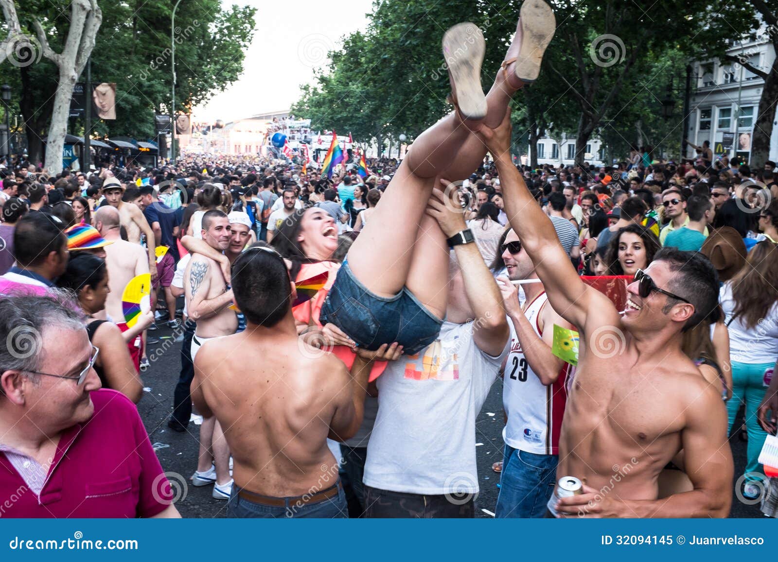 Povos que participam na parada de orgulho alegre no Madri. MADRI, ESPANHA - JULHO, 6: Povos que participaing na parada de orgulho alegre. Perto de 1.200.000 povos participou do mundo inteiro em Pride Parade alegre no Madri.