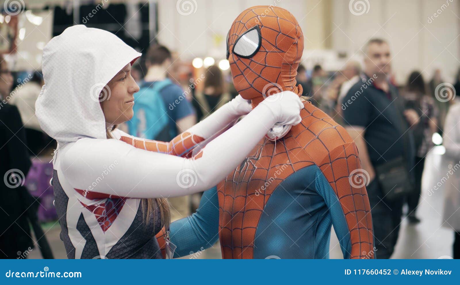 POZNAN, POLONIA - 19 MAGGIO 2018 La Giovane Donna Aiuta L'uomo a Portare Il  Costume Di Cosplay Dello Spiderman Fotografia Editoriale - Immagine di  uomo, usura: 117660452