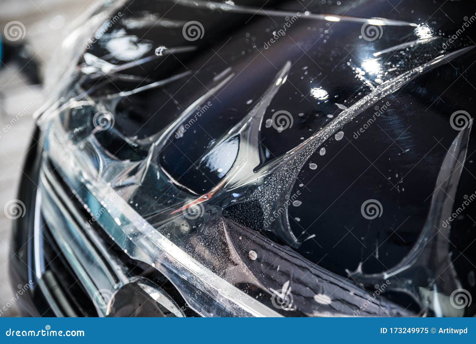 https://thumbs.dreamstime.com/z/ppf-installationsproze%C3%9F-nahaufnahme-auf-transparenter-folie-und-blase-einem-vorderen-scheinwerfer-einer-haube-mit-dem-auto-das-173249975.jpg