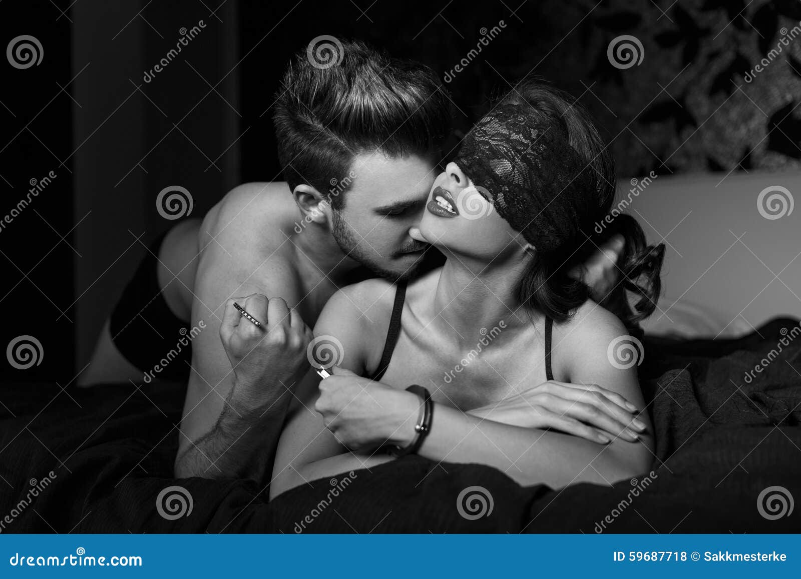 Sexy Couple Baiser Sur Le Lit La Nuit Préliminaires BDSM