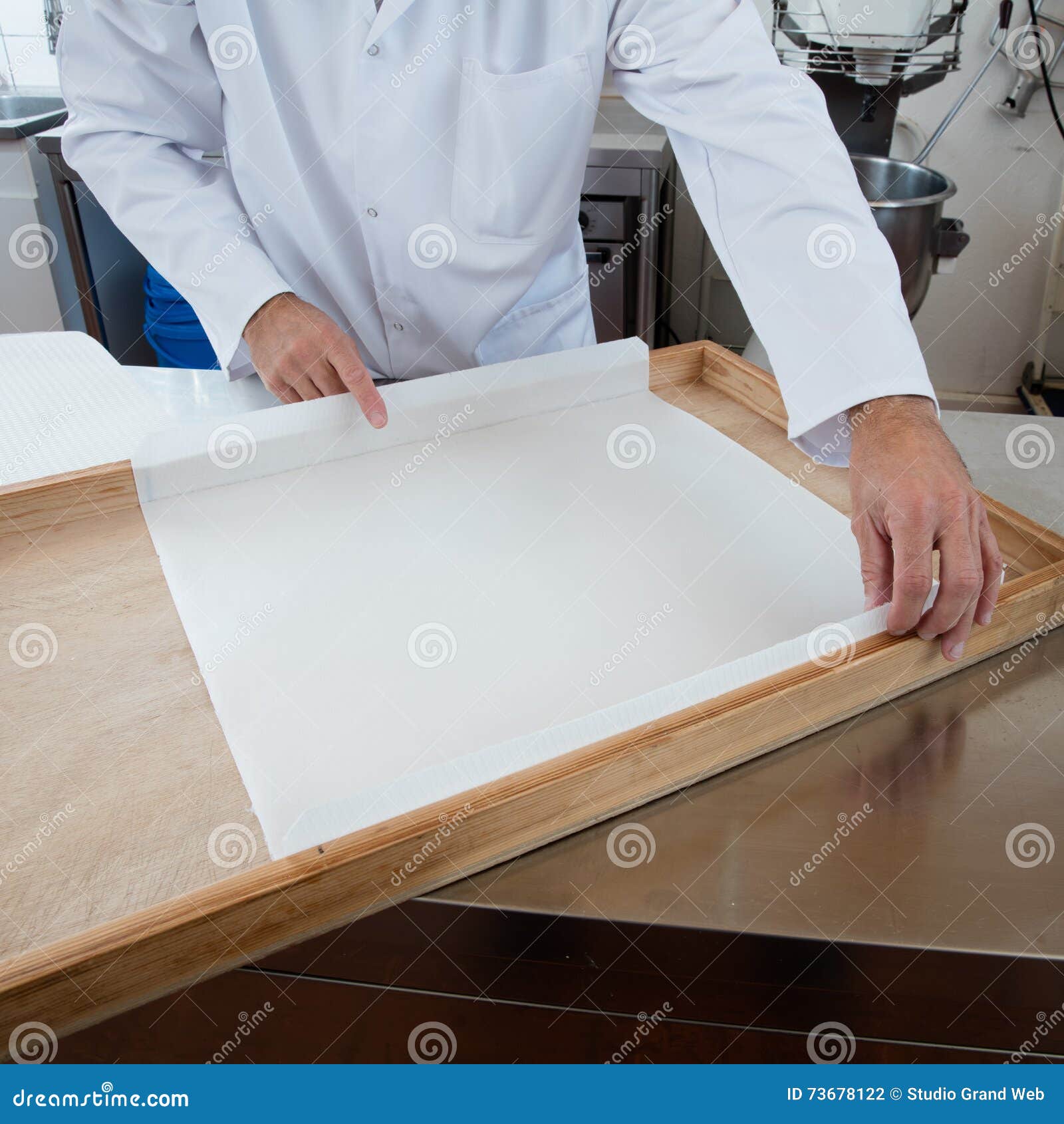 Préparant Le Cadre En Bois Avec Le Papier De Riz En Tant Que Moule Pour Le  Nougat Photo stock - Image du acier, encadrer: 73678122