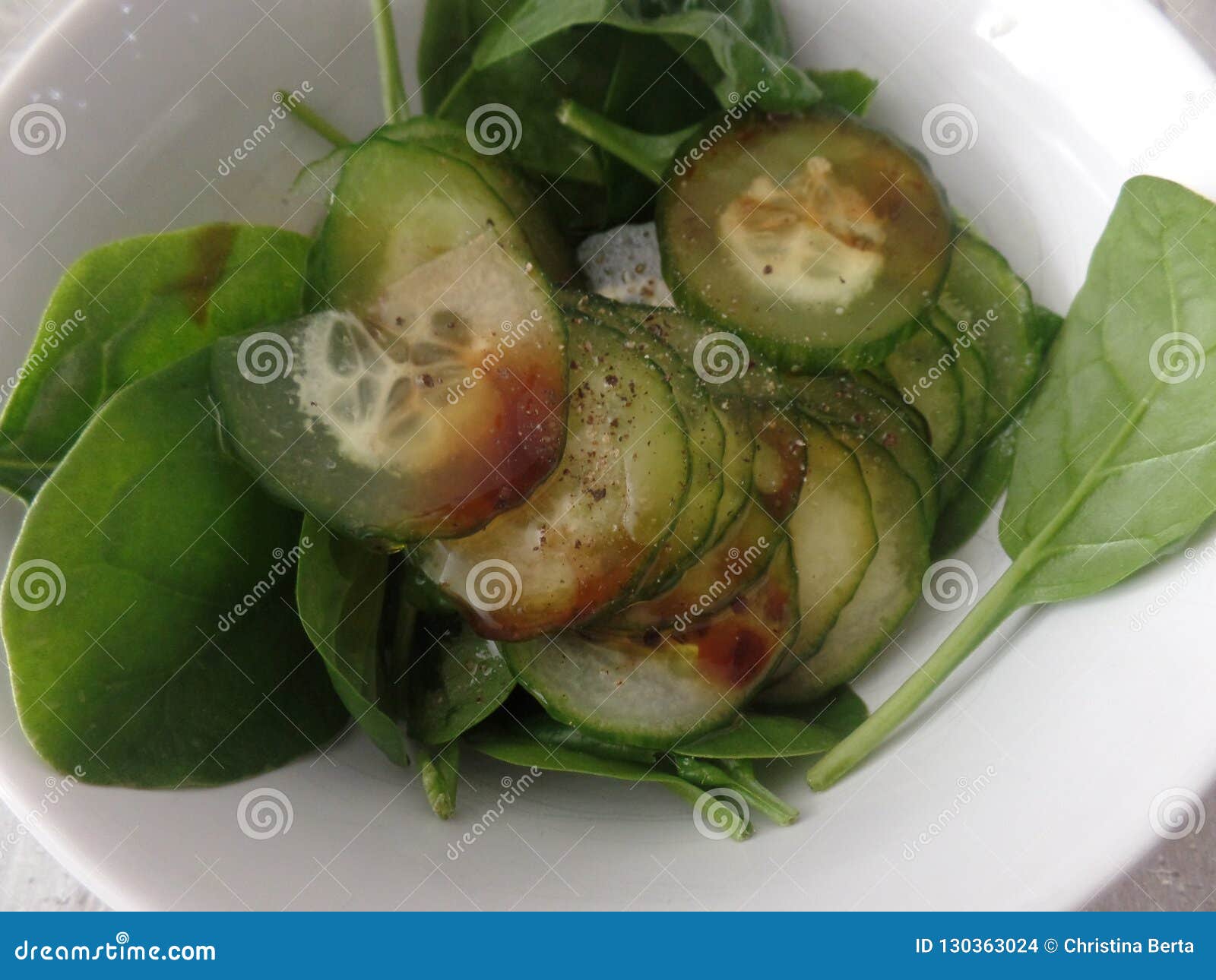 Preparation De Salade De Concombre Et De Feuille De Bebe Photo Stock Image Du Rectification Lame