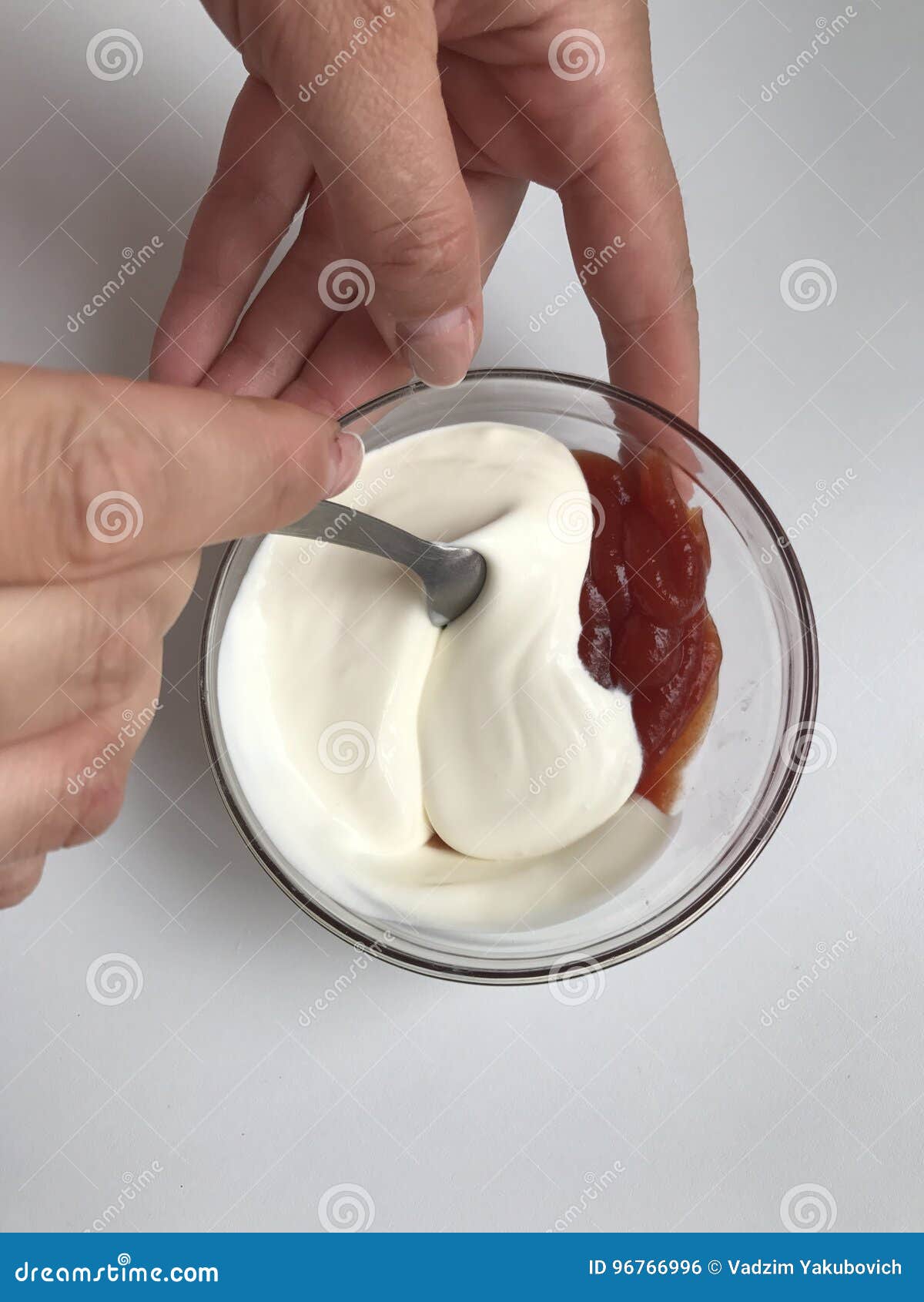 Préparation De Sauce De Ketchup Et De Mayonnaise Incorporez Un Récipient En  Verre Photo stock - Image du bourré, blanc: 96766996