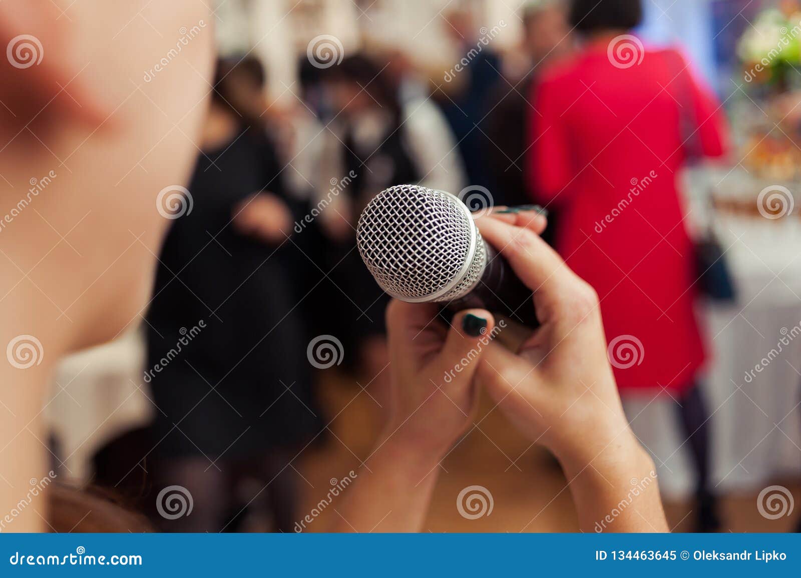 Présentateur Sur L'étape Avec Le Microphone Mariage MC Toastmaster Image  stock - Image du couleur, concert: 134463645