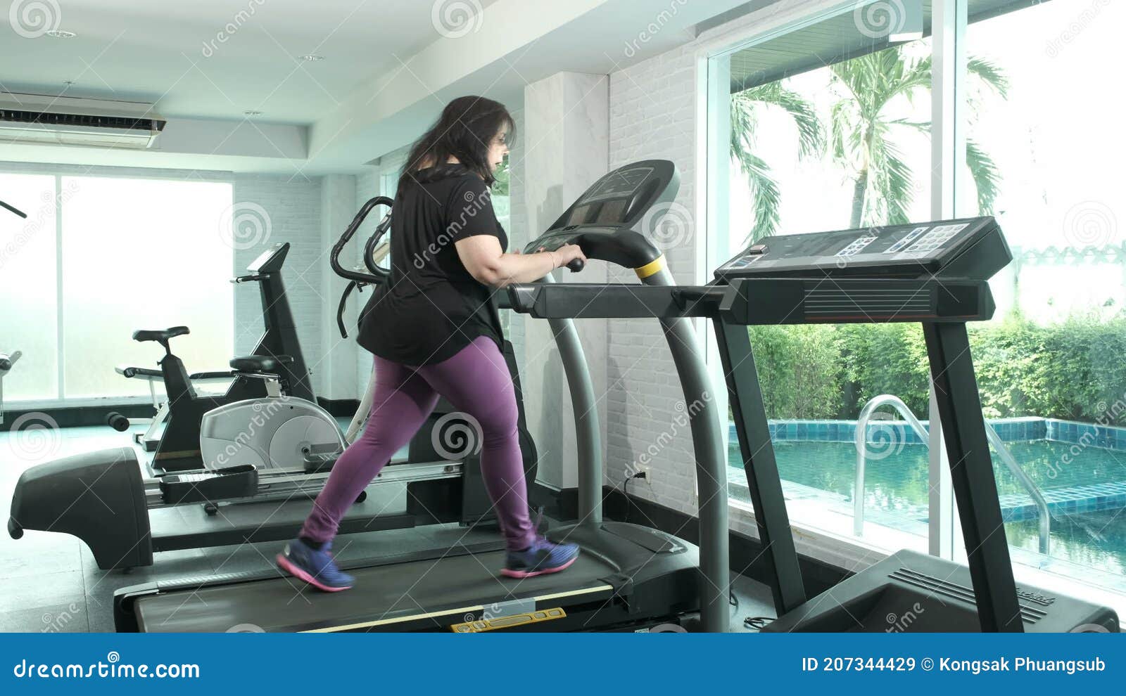 Velocidade, Pista E Mulher Rápida Correndo Para A Saúde Fitness