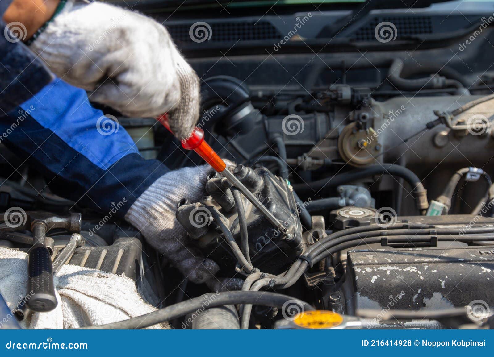 Prüfung Des Zündsystems Des Motors Und Umschaltung Der Zündspule.  Automobil-Servicerie, Zündspule Und Zündkerzenstecker Stockfoto - Bild von  zylinder, schlosser: 216414928