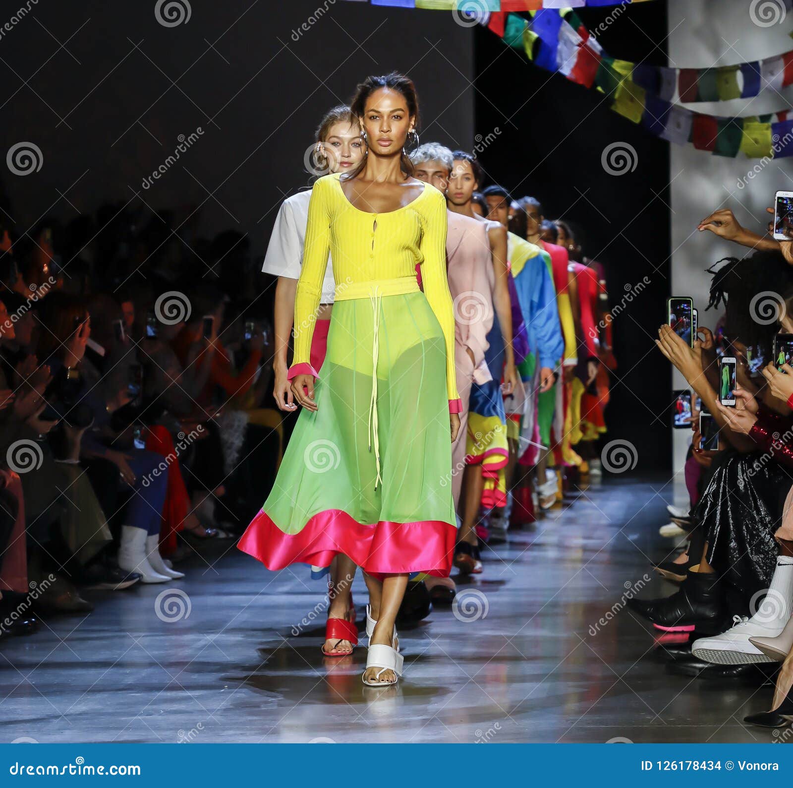 Prabal Gurung SS19 editorial stock image. Image of summer - 126178434