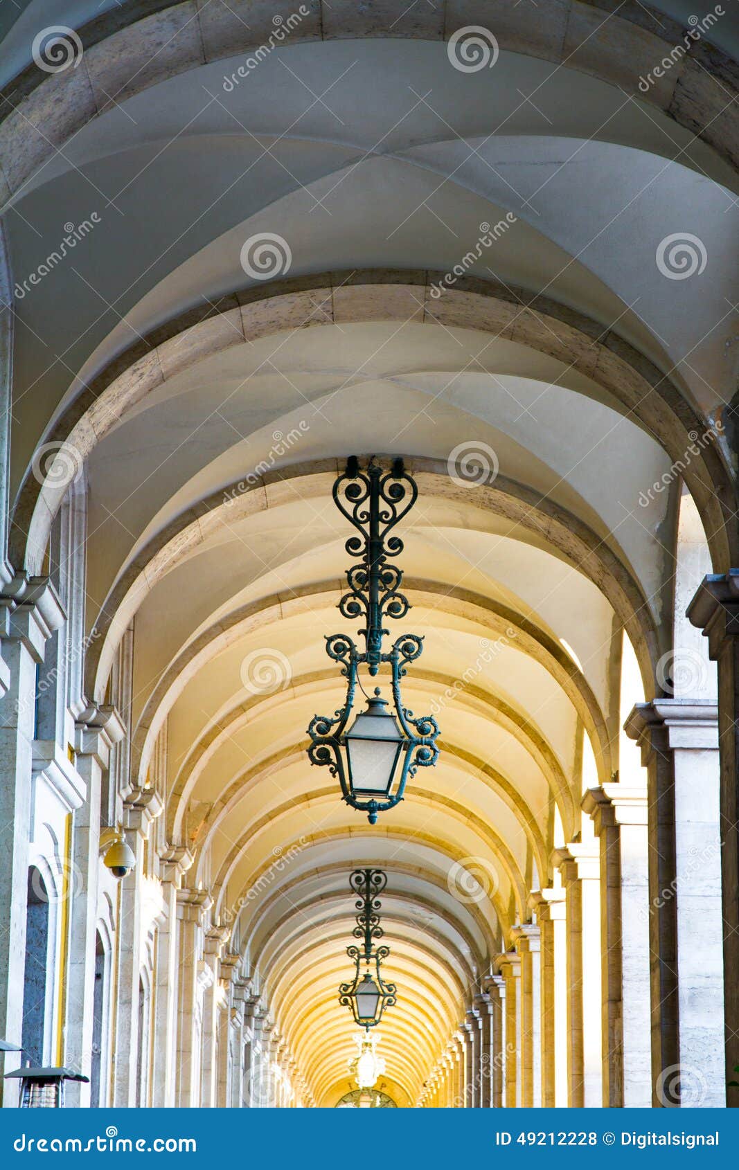 the praca do comercio in lisbon