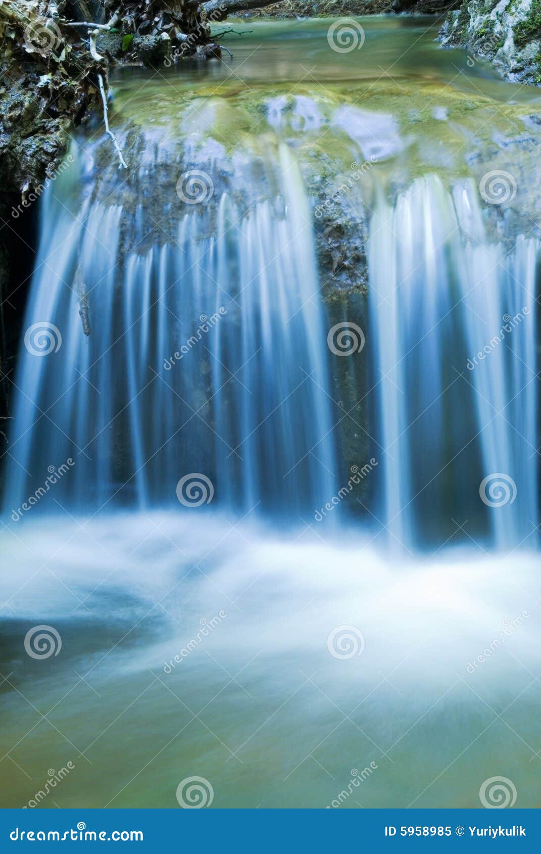 Prachtige blauwe waterval in de bergen