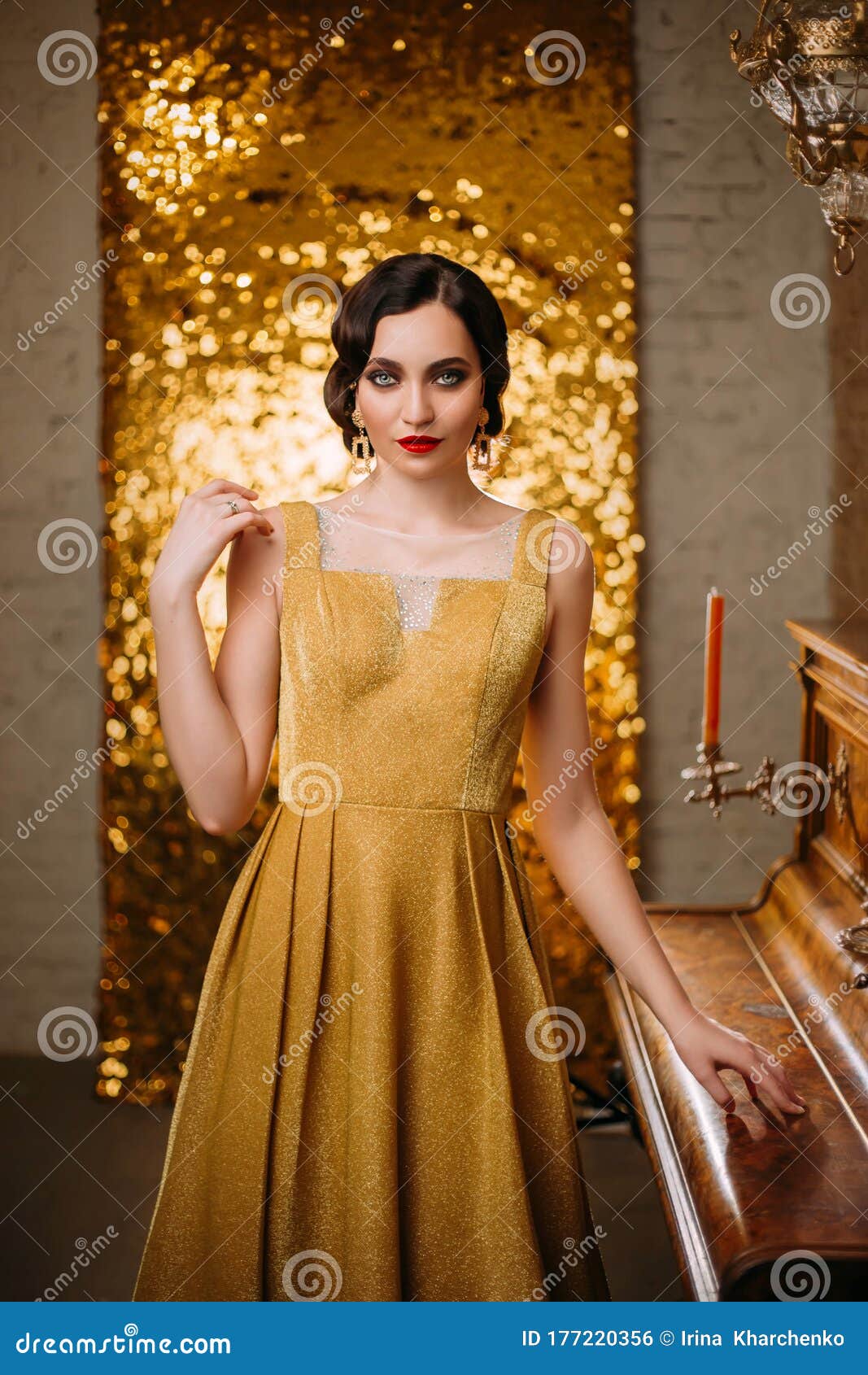 flauw Werkwijze Belichamen Prachtige Portret Retro Vrouw Lange Luxe Gouden Kledingstijl 1920 Stock  Foto - Image of toga, elegantie: 177220356
