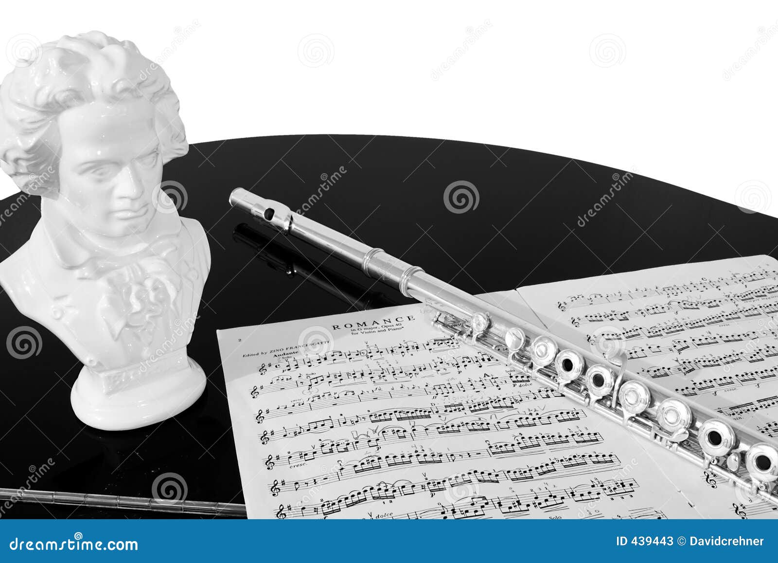 Practicando La Flauta (blanco Y Negro) Imagen de archivo Imagen de