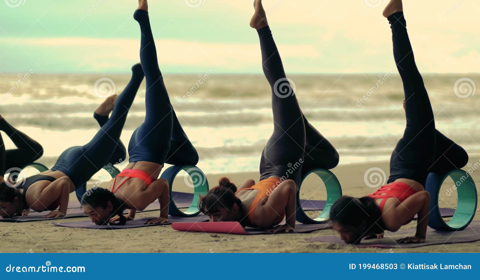 Practicar Yoga En Grupo Femenino En Clase Sobre Estiramiento De La