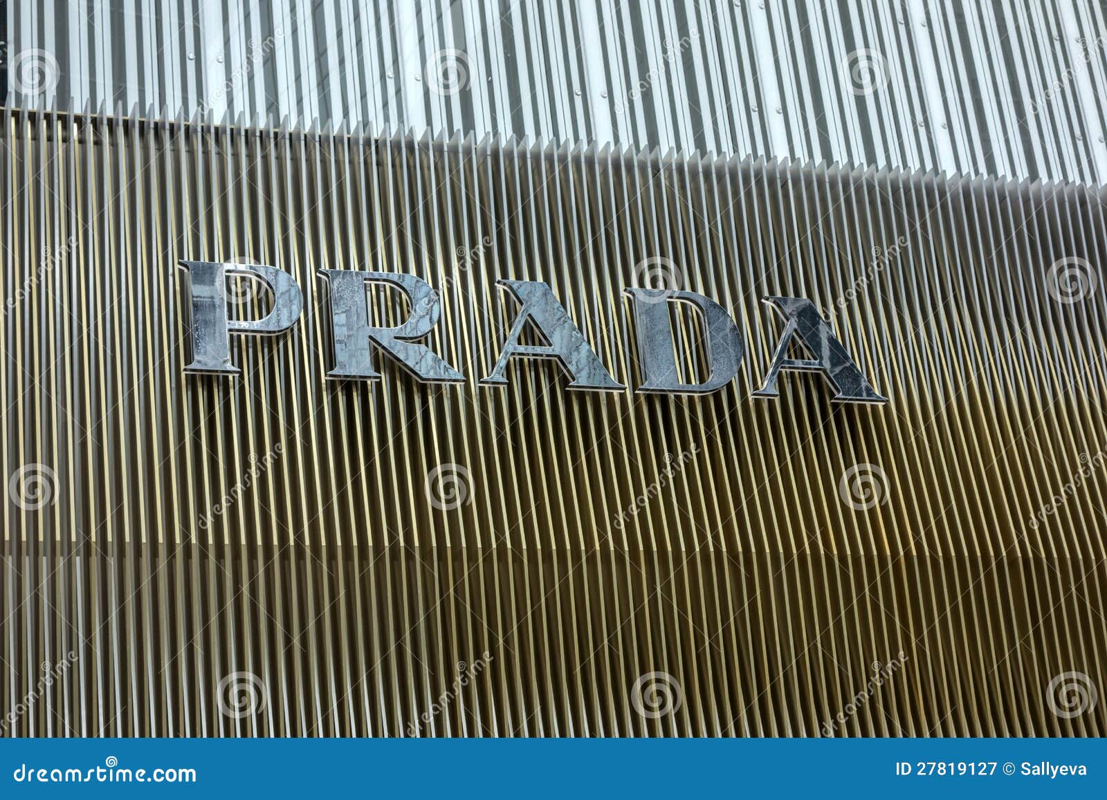 PRADA FONT DES EMPLETTES. Plan rapproché de logo de PRADA à Hong Kong