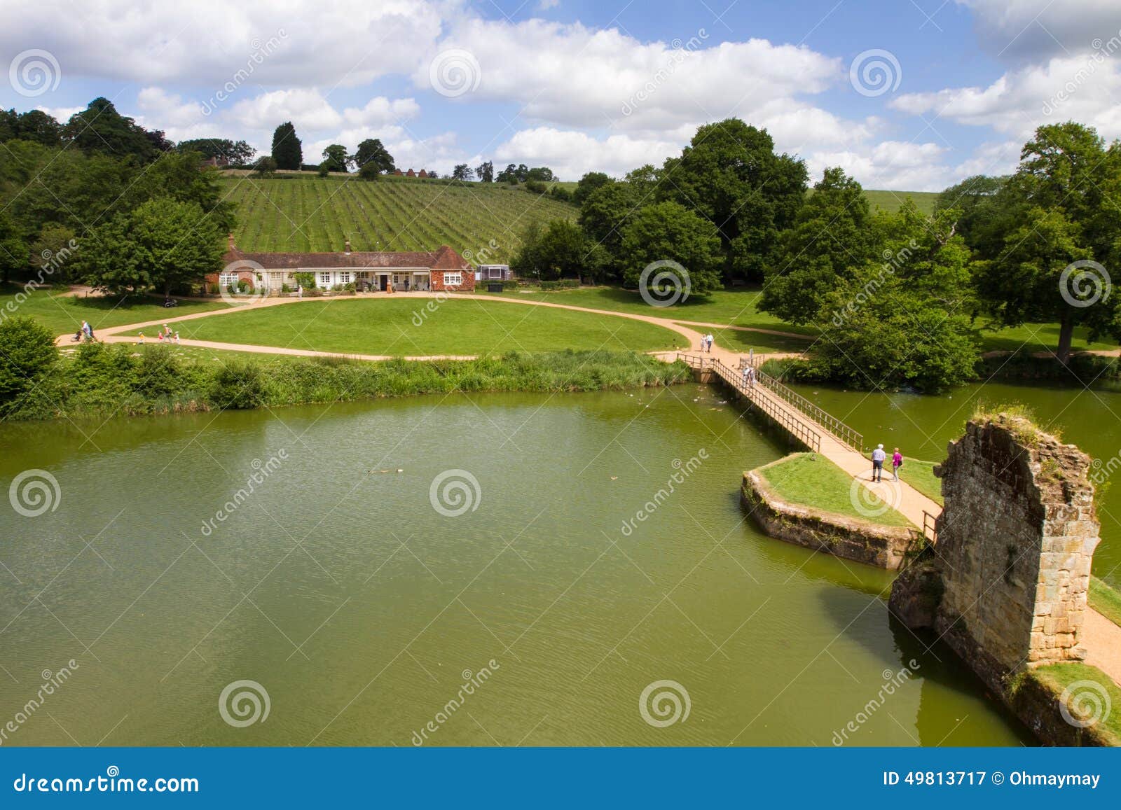 Prado y lago hermosos en Kent, Inglaterra