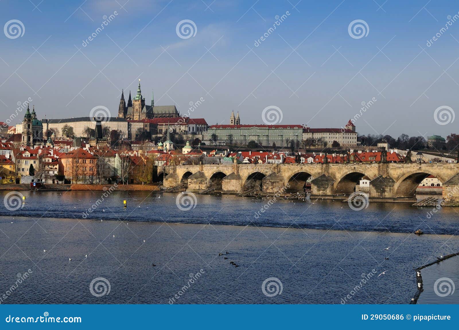 Prag am Tag. Anblick auf der Charles-Brücke und dem Prag-Schloss