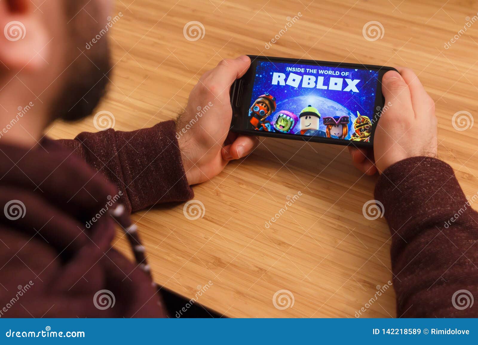 Prague Czech Republic March 16 2019 Man Holding A Smartphone - playstation portable roblox