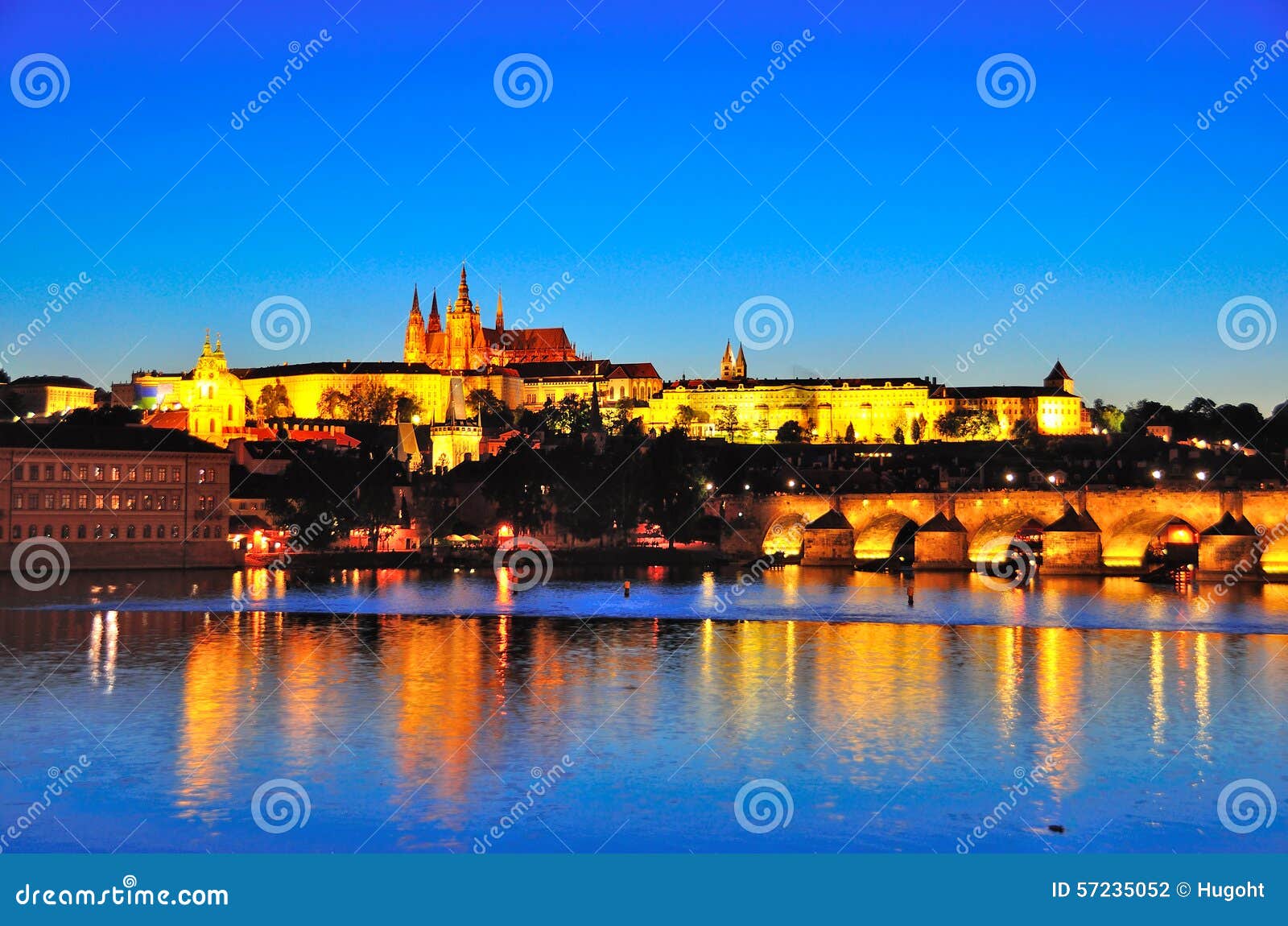 Prague slott på natten, Tjeckien. En nattsikt av den Prague slotten som reflekterar i floden, Tjeckien