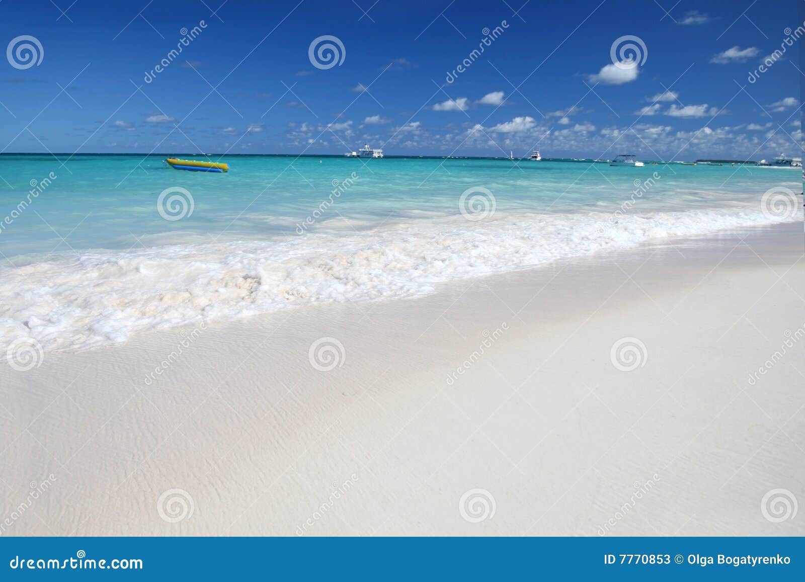 Praia branca tropical das areias, oceano do Cararibe. Paraíso tropical - as areias brancas encalham, oceano do Cararibe e fundo das palmeiras do coco apropriados para uma variedade de projetos de viagem e de anúncio