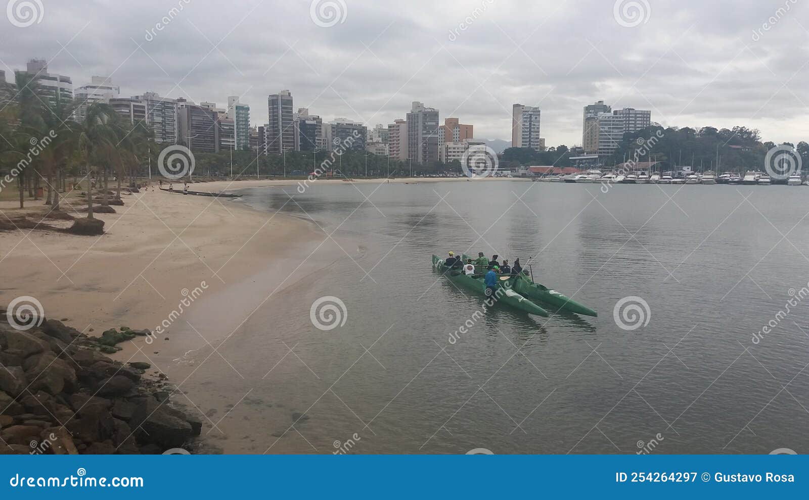 praia da direita, vitÃÂ³ria, espÃÂ­rito santo. dia nublado