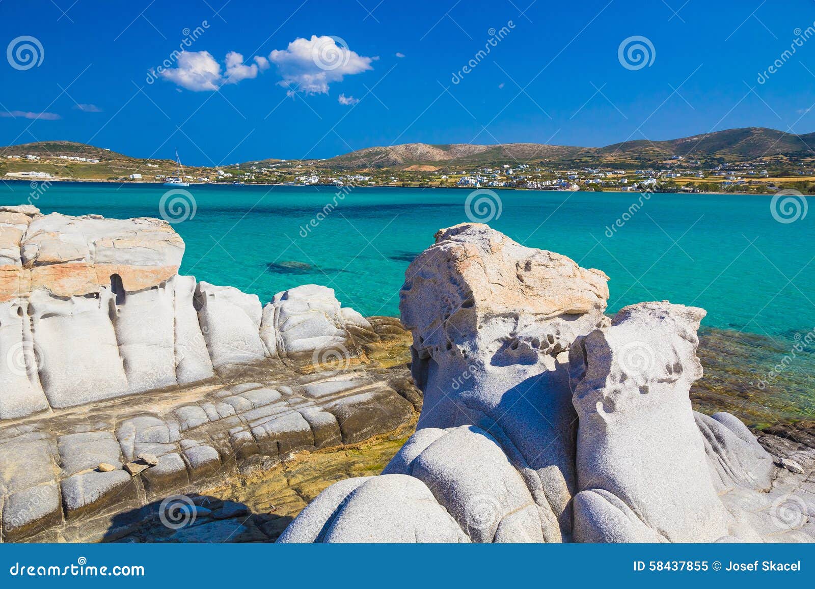Praia de Kolymbithres, ilha de Paros, Cyclades, egeus, Grécia. Praia durante o dia ensolarado, ilha de Kolymbithres de Paros, Cyclades, egeus, Grécia