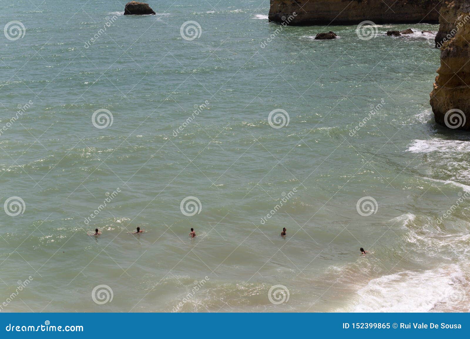 LAGOS, PORTUGAL: Personen am berühmten Strand von Praia Dona Ana in Lagos, Algarve, Portugal