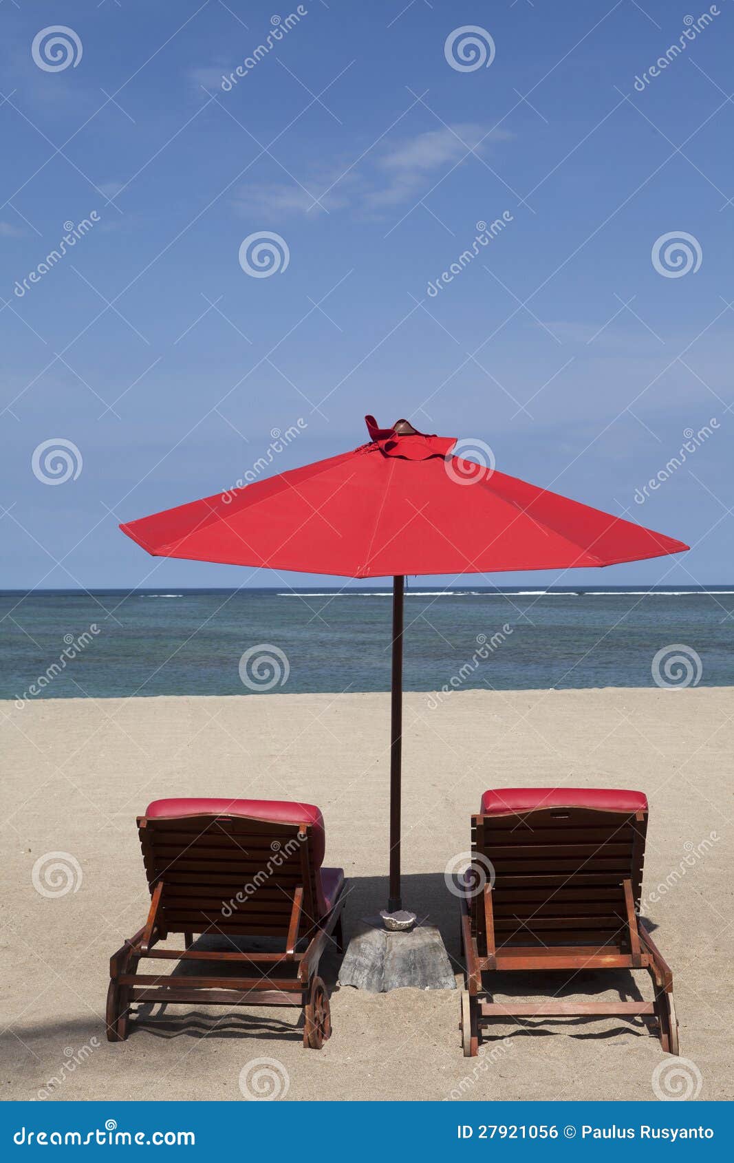 Praia tropical com os dois guarda-chuvas vermelhos