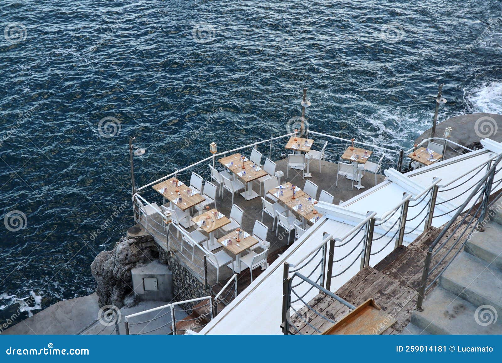 praiano - tavoli all`aperto del ristorante il pirata a marina di praia