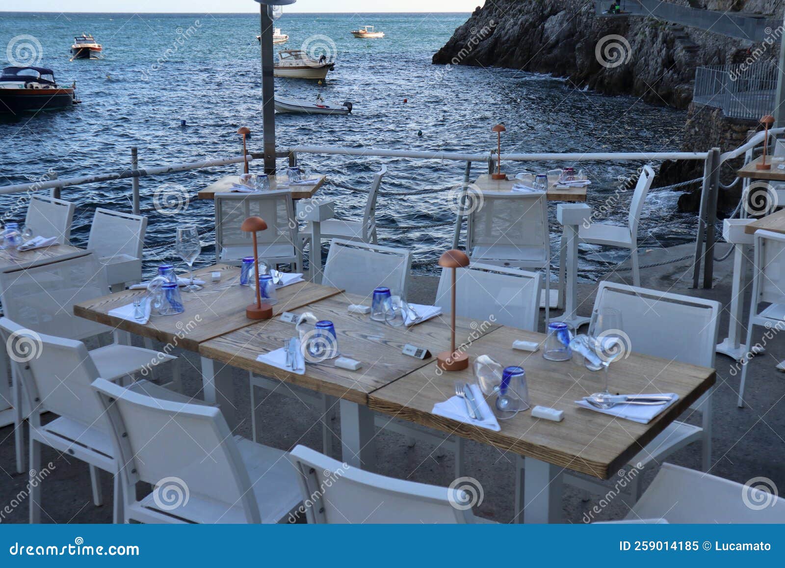 praiano - tavoli panoramici del ristorante il pirata a marina di praia