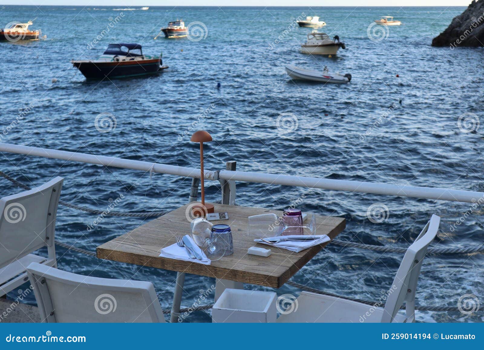 praiano - tavolo panoramico del ristorante il pirata a marina di praia