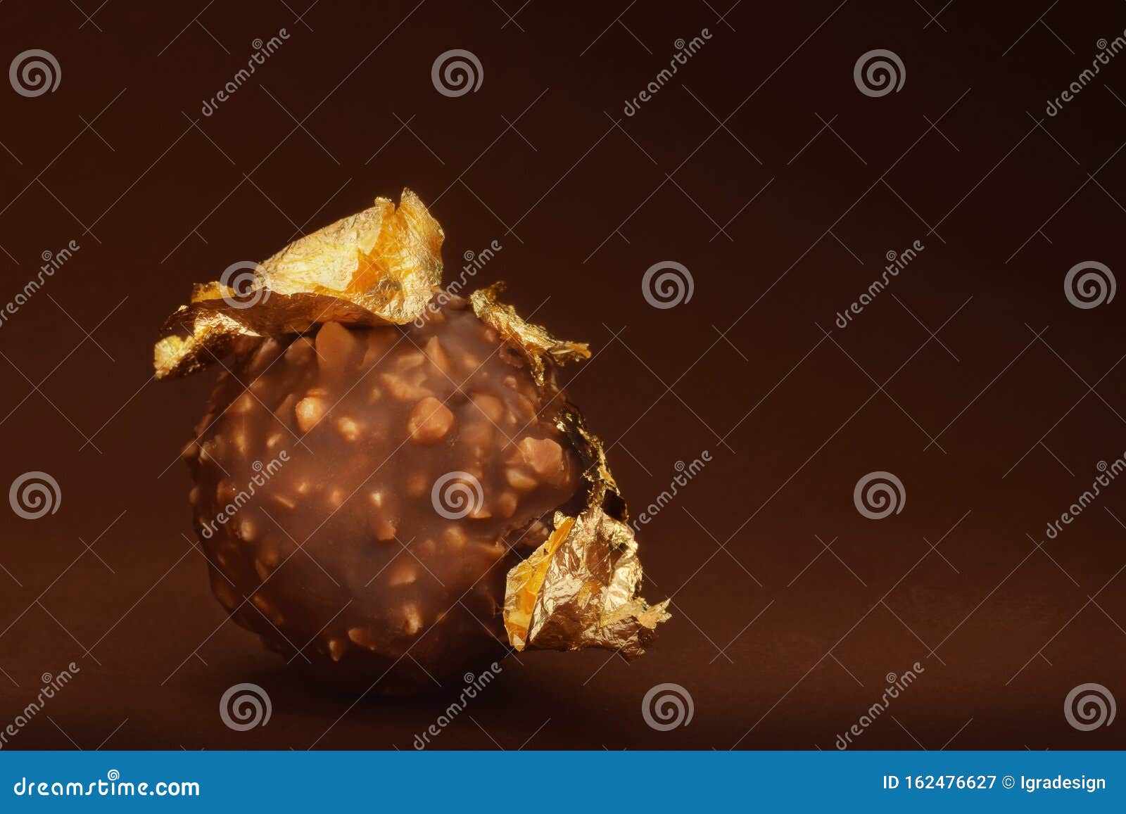 Pralina De Chocolate Con Oro Comestible Imagen de archivo - Imagen de  sociedad, fino: 162476627