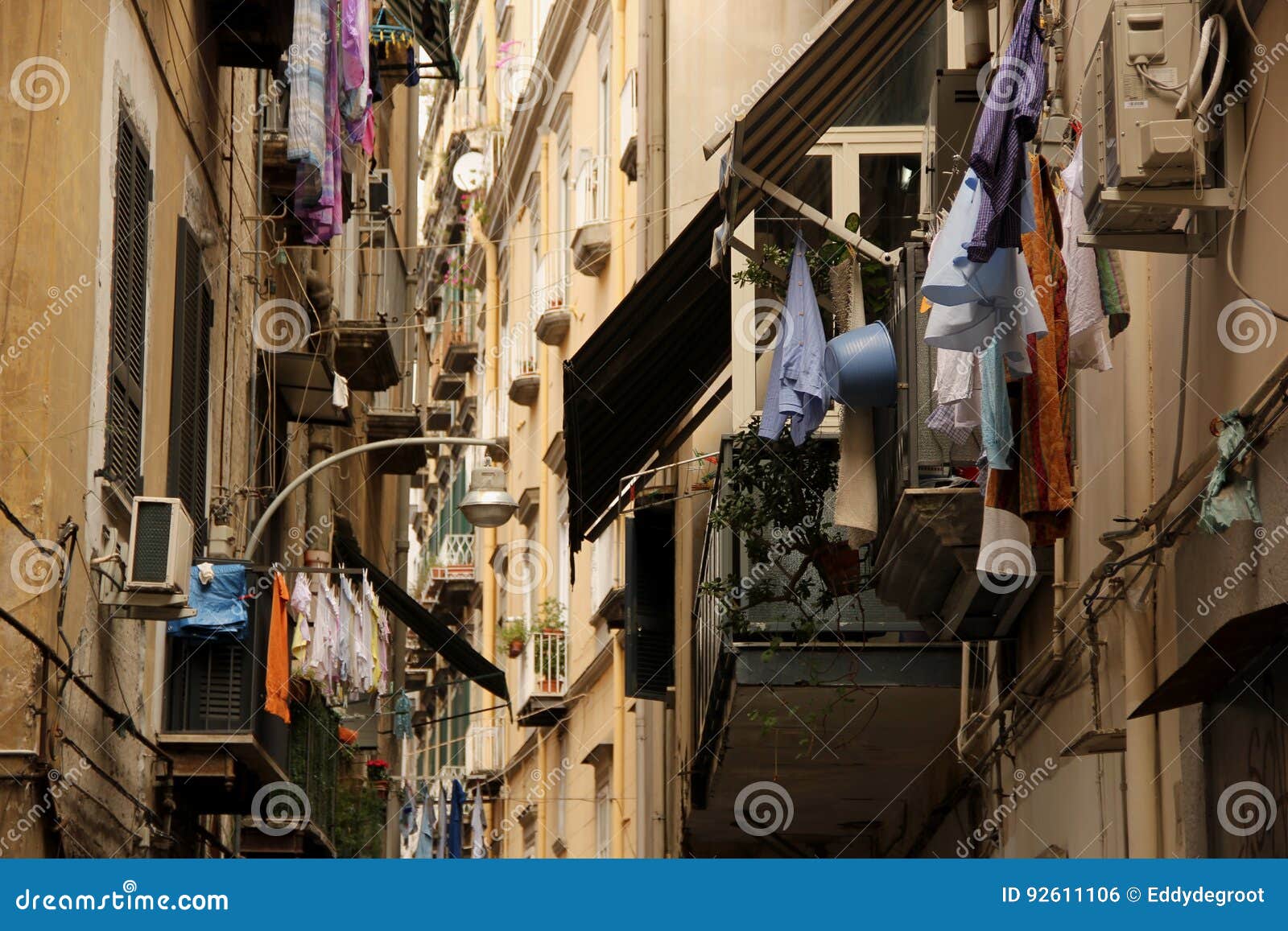 Pralniana osuszka w wąskich ulicach Naples, Włochy