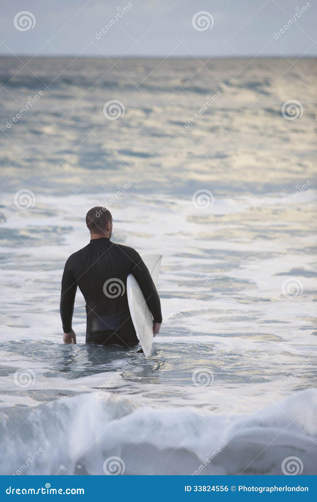 Surfista troca pranchas por câmeras e tira fotos de dentro do mar