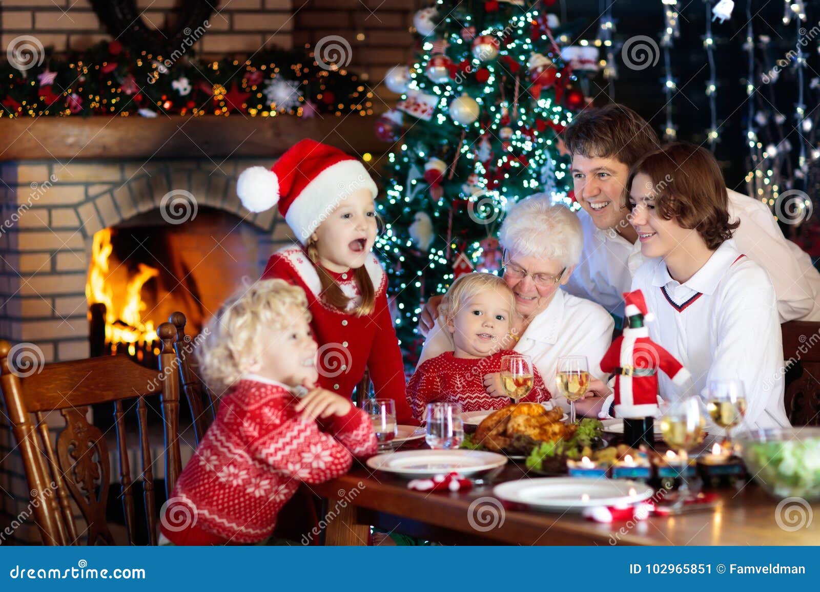 Foto Di Natale Famiglia.Pranzo Di Natale Famiglia Con I Bambini All Albero Di Natale Immagine Stock Immagine Di Generazione Decorato 102965851