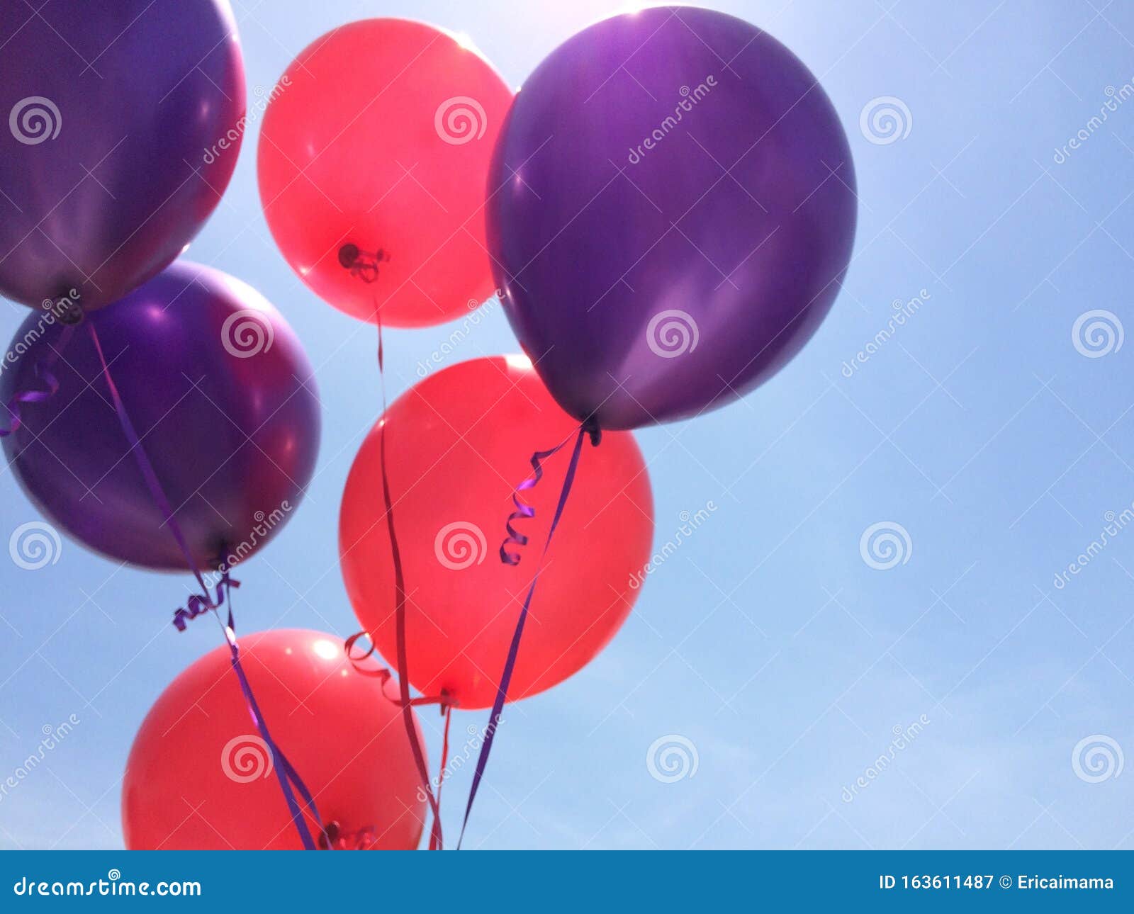Pranzo Di Palloncini Viola E Rosso Sullo Sfondo Del Cielo Chiuso Immagine  Stock - Immagine di congratulazioni, felice: 163611487