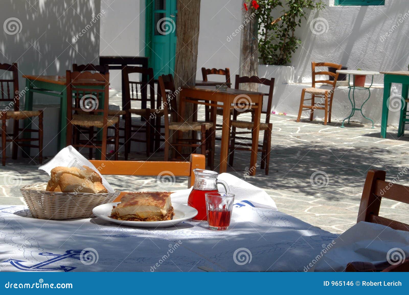 Pranzo greco di taverna fotografia stock. Immagine di melanzane 965146